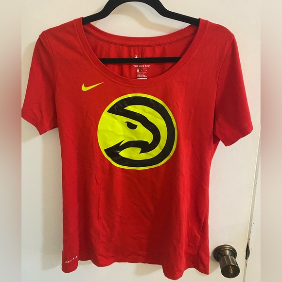 ATLANTA HAWKS ladies The Nike Tee NBA basketball dri-fit Medium Athletic Cut - Picture 1 of 4